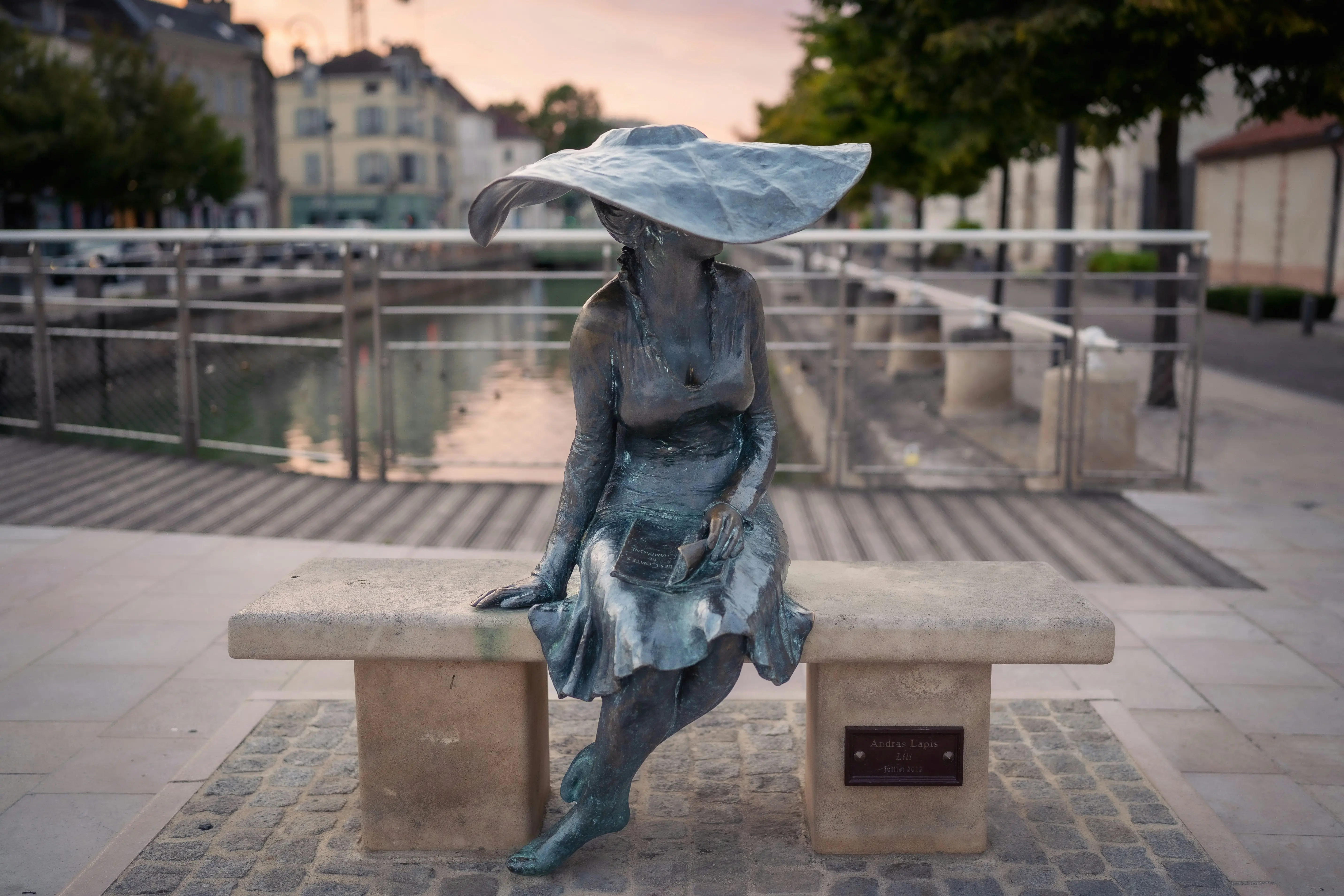 La statut de la dame de Troyes, près de la seine